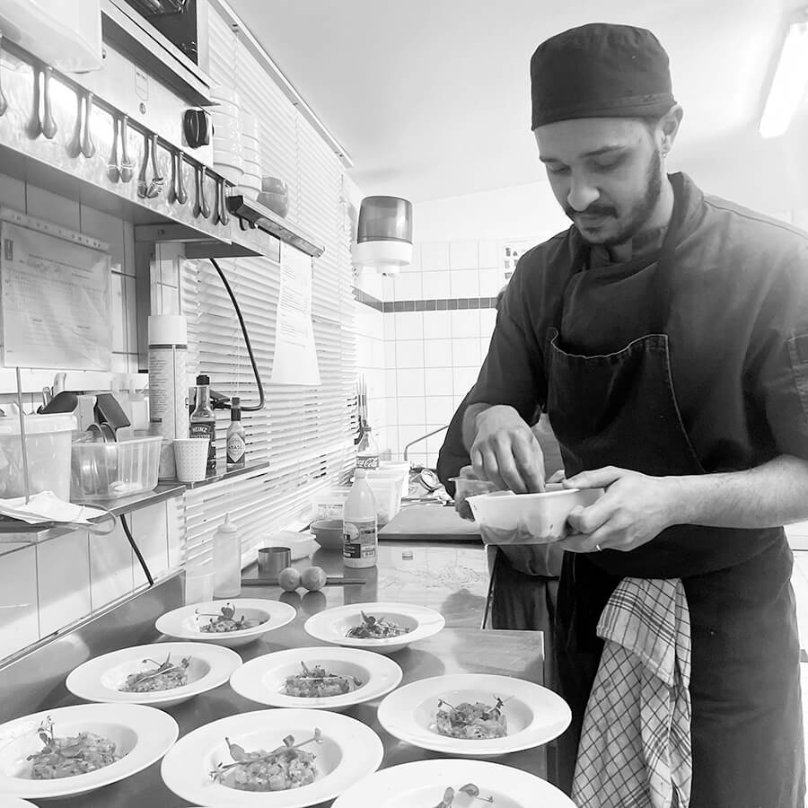 Raph de l'équipe du restaurant, l'Auberge d'Hempempont